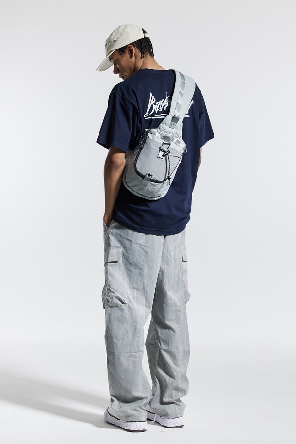 씨알에스디엘 러너 데일리 슬링백은 남성용 슬링백으로, 그레이와 블랙 두 가지 색상으로 출시되었습니다. 나일론 소재의 미디엄 사이즈 가방으로, 로고 패턴과 자수, 웨빙 디자인 장식이 돋보입니다. 가볍고 수납력이 뛰어나며, 전면 포켓, 내부 지퍼 포켓, 튼튼한 스트랩과 같은 특징을 갖춘 사각 형태의 크로스백 스타일입니다. 일상, 여행, 아웃도어 활동에 적합하며, 여행룩, 캐주얼, 미니멀, 시티보이 스타일에 잘 어울립니다. 지퍼형 잠금 방식으로 내용물을 안전하게 보관할 수 있습니다.
