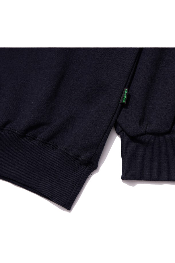 네이비 컬러의 씨알에스디엘 쿼터 팀플레이 맨투맨입니다. 부드러운 면 소재로 제작되어 편안한 착용감을 선사하며, 두꺼운 두께감으로 봄, 가을, 겨울철에 따뜻하게 입을 수 있습니다. 오버핏 디자인과 라운드넥으로 캐주얼하고 스트릿한 스타일을 연출하기 좋습니다. 가슴 부분의 레터링 프린트와 긴 소매 기장이 특징이며, 로고 패턴으로 포인트를 더했습니다. 일상에서 편안하게 즐겨 입을 수 있는 맨투맨입니다.
