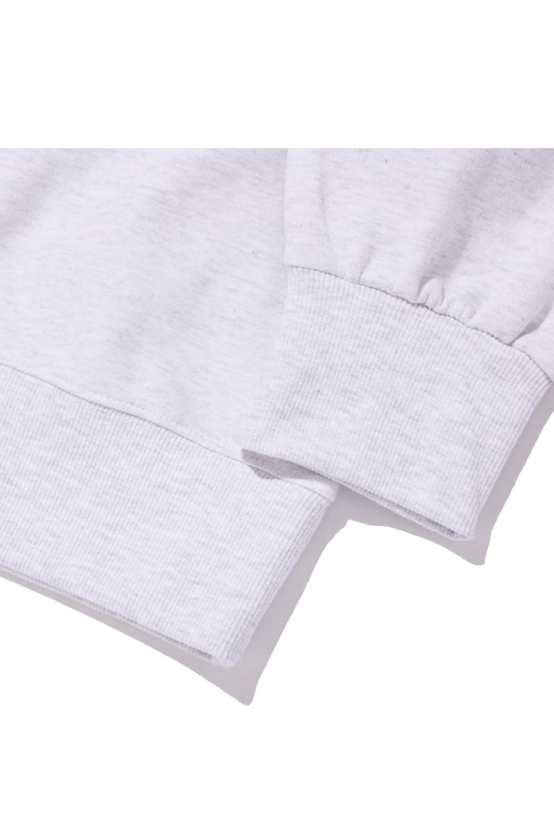 씨알에스디엘 쿼터 팀플레이 맨투맨은 남녀 모두 착용 가능한 오버핏의 캐주얼 맨투맨입니다. 부드러운 면 소재로 제작되어 봄, 가을, 겨울 세 계절 모두 활용 가능하며, 두꺼운 두께감으로 따뜻하게 착용할 수 있습니다. 라운드넥 디자인에 농구 컨셉 그래픽 프린팅이 더해져 스포티한 무드를 연출합니다. 캠핑룩, 산책룩 등 다양한 TPO에 미니멀하고 캐주얼한 스타일을 더해보세요.
