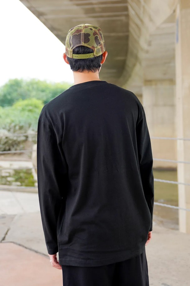 씨알에스디엘 어센틱 로고 롱슬리브는 캐주얼, 스트리트, 미니멀 스타일을 모두 아우르는 공용 긴 소매 티셔츠입니다. 봄, 가을, 겨울 계절에 적합하며, 두꺼운 면 소재로 제작되어 부드러운 촉감을 선사합니다. 라운드넥과 레귤러핏 디자인으로 편안한 착용감을 제공하며, 씨알에스디엘 브랜드 로고가 프린팅되어 있습니다. 일상복으로 활용하기 좋으며, 스트릿 패션을 연출하기에도 안성맞춤입니다.
