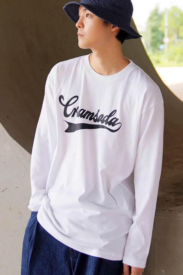 **씨알에스디엘 어센틱 로고 롱슬리브**는 남성용 티셔츠로, 봄, 가을에 착용하기 적합합니다. 부드러운 면 소재로 제작되어 편안한 착용감을 선사하며, 레귤러 핏으로 제작되었습니다. 라운드넥 디자인에 긴 소매 기장으로, 캐주얼 및 베이직 스타일을 연출하기 좋습니다. 심플한 디자인에 브랜드 로고 프린팅으로 포인트를 더해 출근룩, 미니멀, 클래식 스타일로 활용하기 좋습니다. 화이트 색상으로 어떤 하의와도 매치하기 용이합니다.
