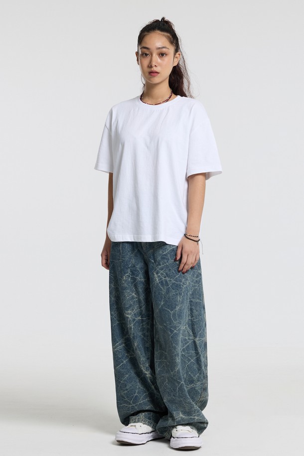 씨알에스디엘 크랙 자카드 데님 팬츠는 남녀 모두 착용 가능한 유니섹스 디자인의 데님 팬츠입니다. 블루 컬러에 크랙 및 자카드 패턴이 돋보이며, 사계절 내내 활용 가능한 실용적인 아이템입니다. 레귤러핏으로 제작되어 편안한 착용감을 선사하며, 워싱 디테일이 빈티지한 분위기를 더합니다. 면, 폴리에스테르, 아크릴 혼방 소재로 제작되어 튼튼하며, 뒷주머니가 있어 실용성을 높였습니다. 데이트룩, 여행룩, 캐주얼, 클래식, 미니멀 스타일 모두 소화 가능한 매력적인 데님 팬츠입니다.
