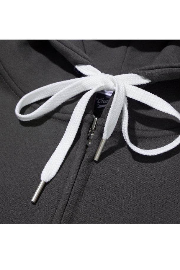 씨알에스디엘 로고 집업 후드는 캐주얼, 미니멀, 스트리트 스타일을 아우르는 후드 집업입니다. 블랙, 그레이, 차콜 세 가지 색상으로 출시되었으며, 넉넉한 깊이의 후드와 각진 디자인이 특징입니다. 면과 폴리에스테르 혼방 소재로 제작되어 부드러운 촉감을 선사하며, 덤블 워싱 처리로 수축을 방지합니다. 오버핏으로 편안한 착용감을 제공하며, 2 NEEDLE COVER STITCH 봉제와 앞 주머니 포인트 라벨, 테더 가공 등 섬세한 디테일을 더했습니다. 집콕룩, 동네 마실룩, 겨울 데일리룩 등 다양한 TPO에 활용할 수 있습니다.
