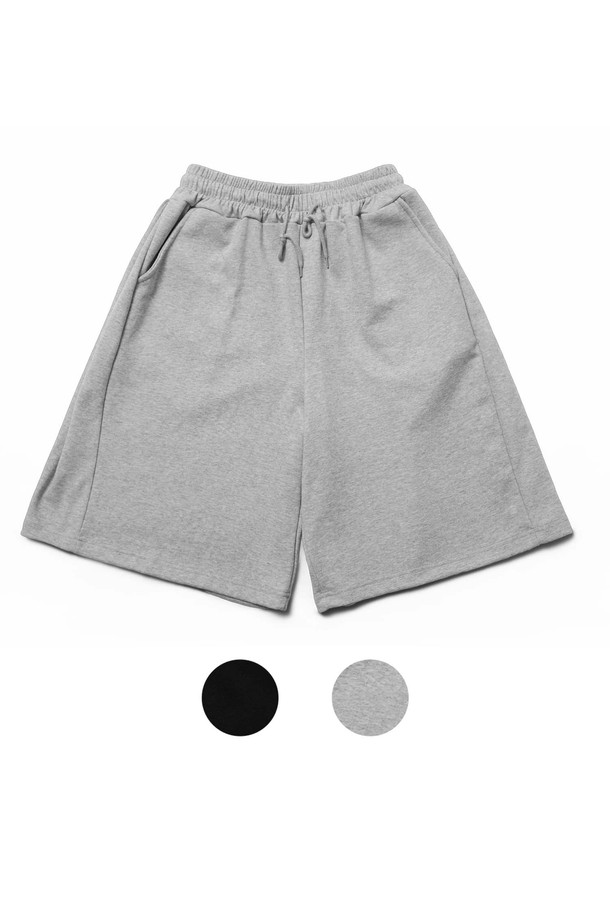 씨알에스디엘 미니멀 와이드 트레이닝 에센셜 사이드 절개 버뮤다 숏팬츠는 남성용 트레이닝 숏팬츠입니다. 블랙과 그레이 두 가지 색상으로 출시되었으며, 일상 및 스포츠 활동에 적합합니다. 여름 시즌에 어울리는 숏 기장의 와이드핏 팬츠로, 부드러운 면과 폴리에스테르 혼방 소재로 제작되어 편안한 착용감을 제공합니다. 허리 밴딩과 사이드 절개 디테일이 특징이며, 미니멀하고 스포티한 스타일을 연출합니다. 동네 마실룩, 피트니스룩, 휴가룩 등 다양한 TPO에 활용하기 좋습니다.
