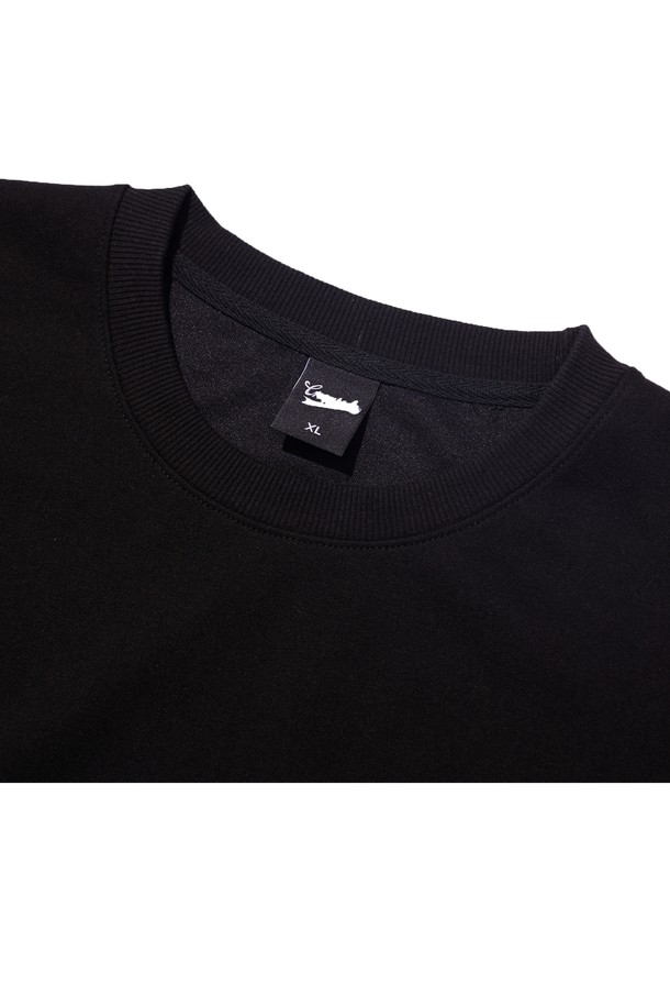 씨알에스디엘 체이스 다운 블락 맨투맨은 남성용 상의로, 가을과 겨울에 따뜻하게 착용하기 좋은 두꺼운 두께감의 맨투맨입니다. 스트릿 및 캐주얼 스타일을 연출하기 좋으며, 레귤러 기장에 오버핏으로 편안한 착용감을 선사합니다. 블랙 컬러에 레터링 프린트 디자인이 특징이며, 부드러운 촉감의 면 소재와 안감 기모(또는 논기모 선택 가능)로 제작되어 보온성을 높였습니다. 라운드넥과 긴 소매 디자인으로 어떤 하의와도 잘 어울리는 데일리 아이템입니다.
