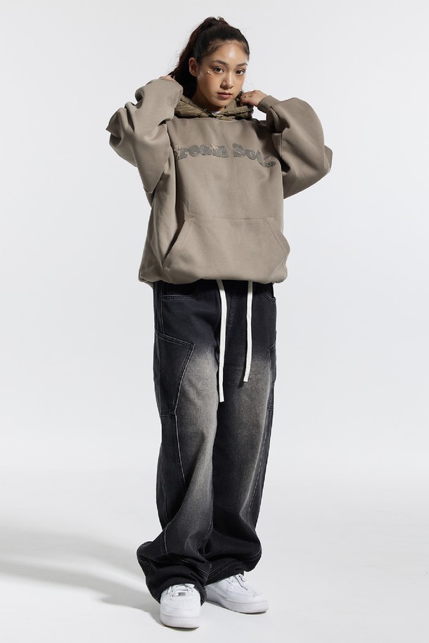 씨알에스디엘 밴딩 와이드 파이핑 사선 카고팬츠는 남성용 바지로, 캐주얼 및 스트릿 스타일을 즐기는 분들을 위한 아이템입니다. 봄, 가을에 적합하며, 뻣뻣한 데님 소재로 제작되어 두께감이 느껴지는 루즈핏 와이드 팬츠입니다. 허리 밴딩 처리로 편안한 착용감을 제공하며, 파이핑 디테일과 사선 디자인으로 포인트를 더했습니다. 동네 마실룩이나 가을 나들이룩에 활용하여 편안하면서도 스타일리시한 연출이 가능합니다.
