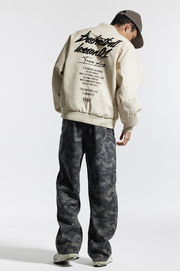 씨알에스디엘 밴딩 와이드 파이핑 사선 카고팬츠는 남성 고객을 위한 캐주얼 및 스트릿 스타일의 바지입니다. 봄, 가을 계절에 어울리며, 여행룩이나 산책룩으로 활용하기 좋습니다. 블랙과 그레이 두 가지 색상으로 출시되었으며, 와이드 핏과 루즈핏으로 편안한 착용감을 제공합니다. 밴딩 처리로 활동성을 높였으며, 파이핑 디테일과 사선 포켓이 디자인의 포인트를 더합니다. 카모 패턴이 돋보이는 긴 기장의 카고 팬츠입니다.
