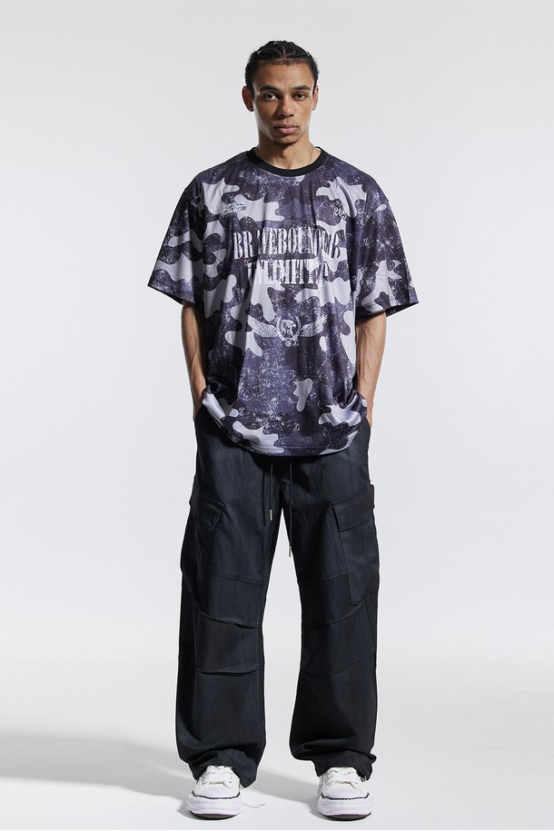 씨알에스디엘(CRS DL) 사이드 빅 카고 디링 코팅 워시드 팬츠는 남성용 카고 팬츠입니다. 블랙, 그레이, 차콜 세 가지 색상으로 출시되었으며, 봄, 가을에 착용하기 좋습니다. 스트릿 및 캐주얼 스타일을 연출하기에 적합하며, 밴딩 처리된 허리와 루즈핏으로 편안한 착용감을 제공합니다. 사이드 카고 포켓과 벨트 D링 디테일이 특징이며, 바지 밑단 스트링으로 다양한 연출이 가능합니다. 전면 코팅 디테일과 워싱 처리로 독특한 분위기를 더했으며, 폴리에스테르 소재로 제작되어 수축과 변형을 최소화하고 형태 유지력이 우수하며 흡수 및 건조가 빠릅니다.
