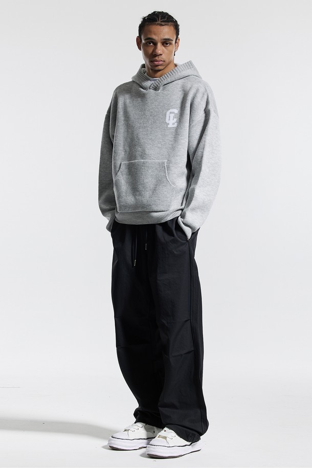 씨알에스디엘 트랙 2선 파라슈트 팬츠는 남녀 모두 착용 가능한 트랙 팬츠입니다. 블랙, 그레이, 카키 세 가지 색상으로 출시되었으며, 일상과 스포츠 활동 모두에 적합합니다. 얇은 두께감의 폴리에스테르 소재로 제작되어 부드러운 촉감을 선사하며, 루즈핏으로 편안한 착용감을 제공합니다. 허리 및 밑단 스트링, 백포켓, 톤온톤 자수, 파라슈트 플리츠 디자인, 포인트 라벨 등의 디테일이 돋보이며, 스포티, 캐주얼, 미니멀 스타일을 연출하기 좋습니다. 동네 마실룩, 여행룩, 피트니스룩 등 다양한 TPO에 활용할 수 있습니다.
