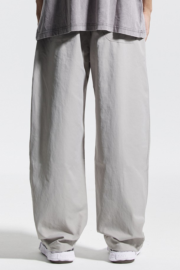 씨알에스디엘 트랙 2선 파라슈트 팬츠는 남녀 모두 착용 가능한 루즈핏 트랙 팬츠입니다. 그레이, 블랙, 카키 세 가지 색상으로 출시되었으며, 봄, 가을 시즌에 적합합니다. 가볍고 부드러운 폴리에스테르 소재로 제작되어 편안한 착용감을 선사하며, 밑단과 허리 스트링 조절로 핏을 조절할 수 있습니다. 톤온톤 자수와 포켓 사이드 포인트 라벨, 백포켓 디테일이 특징이며, 산책룩, 피트니스룩, 캐주얼, 스포티, 미니멀 스타일을 즐기는 분들께 추천합니다.
