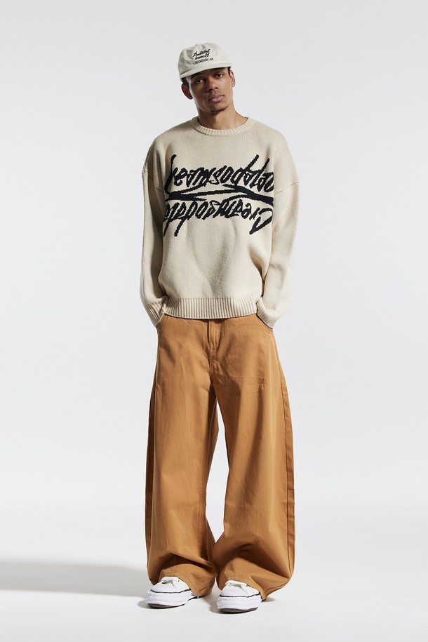 씨알에스디엘 행커치프 와이드 벌룬 커브드 팬츠는 남녀 모두 착용 가능한 캐주얼 와이드 팬츠입니다. 봄, 가을에 어울리는 중간 두께감의 면, 폴리에스테르 혼방 소재로 제작되었으며, 부드러운 촉감이 특징입니다. 지퍼 탈부착 행커치프 디테일과 벌룬 실루엣, 밑단 턱 디테일이 돋보이며, 뒷주머니와 로고 패치로 포인트를 더했습니다. 하프 밴딩 처리로 편안한 착용감을 제공하며, 동네 마실룩이나 가을 나들이룩, 캐주얼, 미니멀, 시티보이 스타일 연출에 적합합니다.
