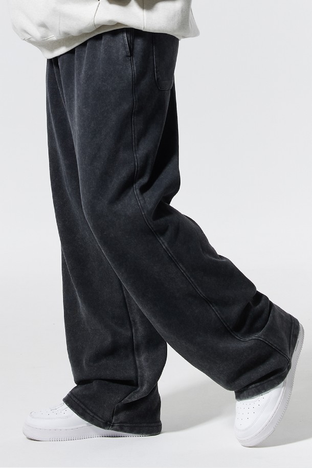 씨알에스디엘 피그먼트 와이드 스트링 팬츠는 캐주얼, 미니멀, 시크 스타일을 추구하는 분들을 위한 사계절용 와이드 팬츠입니다. 면, 폴리에스테르, 아크릴 혼방 소재에 피그먼트 워싱과 가먼트 다잉 공법을 더해 자연스러운 색감과 빈티지한 분위기를 연출합니다. 루즈핏으로 편안한 착용감을 제공하며, 스트링 밴딩으로 허리 사이즈 조절이 용이합니다. 봉제선과 커팅 부분에 워싱 디테일을 더하여 더욱 스타일리시하며, 수축 및 변형에 강해 오랫동안 변함없이 즐겨 입을 수 있습니다. 동네 마실룩이나 산책룩으로 활용하기 좋은 실용적인 아이템입니다.
