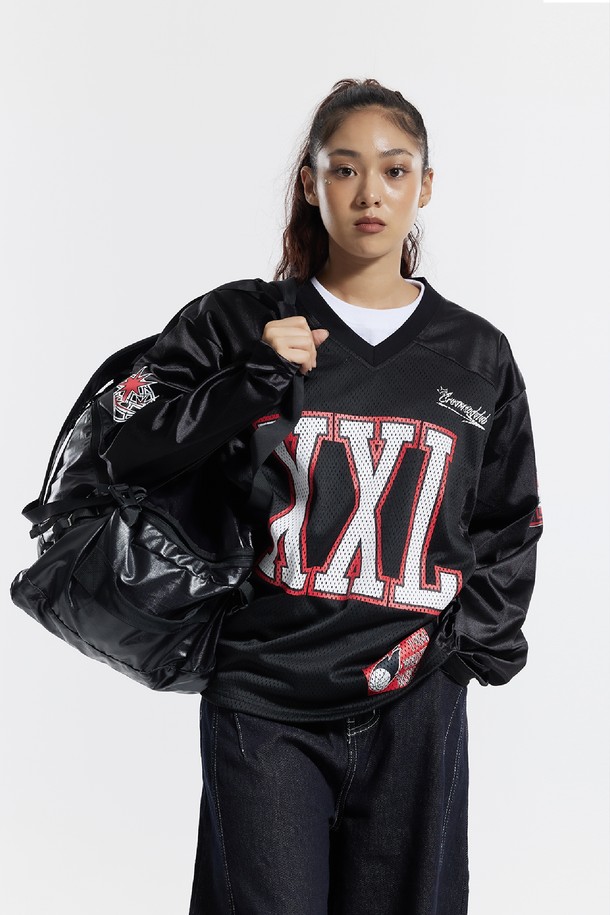 씨알에스디엘 짐 트레이닝 보스턴 백팩은 여행, 피트니스, 일상에서 활용하기 좋은 가방입니다. 폴리에스테르, 나일론, 폴리우레탄 소재로 제작되어 내구성이 뛰어나며, 백팩 겸용으로도 사용 가능합니다. 가방 사이즈는 미디엄이며, 블랙 색상의 로고 패턴 디자인으로 캐주얼, 스포티, 미니멀 스타일을 연출하기 좋습니다. 사이즈 조절, 손잡이 기능을 갖추었으며, 전면 포켓과 메쉬 포켓으로 수납력을 높였습니다. 세탁 시 변형 및 자외선 변색을 방지하며, 주름이 잘 생기지 않아 관리가 용이합니다.
