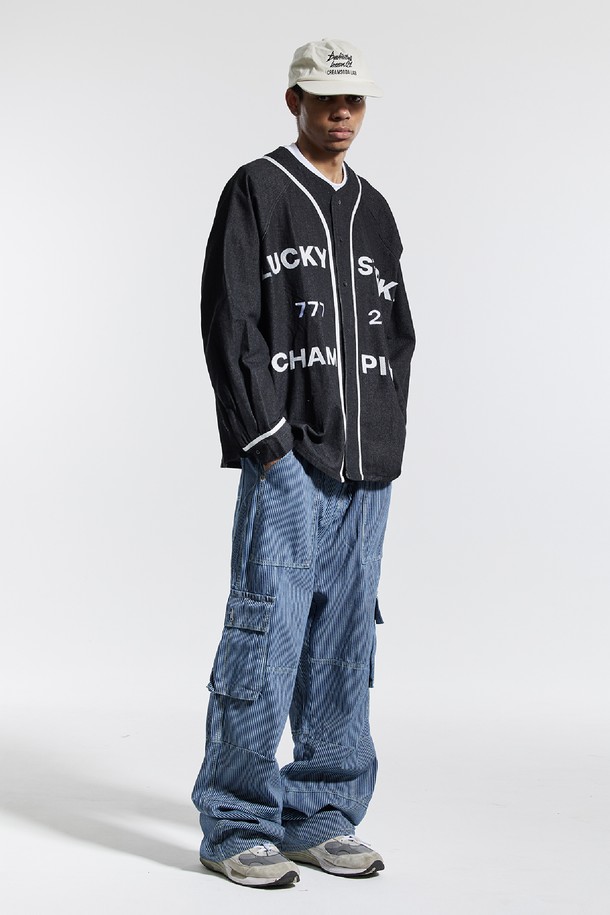 씨알에스디엘(CRS DL) 베이스볼 져지 럭키 스트라이크 챔피온 자켓은 남녀 모두 착용 가능한 오버핏 베이스볼 자켓입니다. 블랙과 블루 두 가지 색상으로 출시되었으며, 봄, 가을 일상에서 스포티, 캐주얼, 스트릿 스타일을 연출하기 좋습니다. 두꺼운 면, 폴리에스테르, 레이온 혼방 소재로 제작되어 부드러운 촉감을 선사하며, 긴 소매와 버튼 여밈, 빈티지 베이스볼 셔츠 베이스 디자인이 특징입니다. 24/7 777 럭키 스트라이크 그래픽과 아플리케 그래픽 기법, 하단 가죽 패치가 돋보이는 디자인으로 가을 나들이룩, 봄 소풍룩을 완성해보세요.
