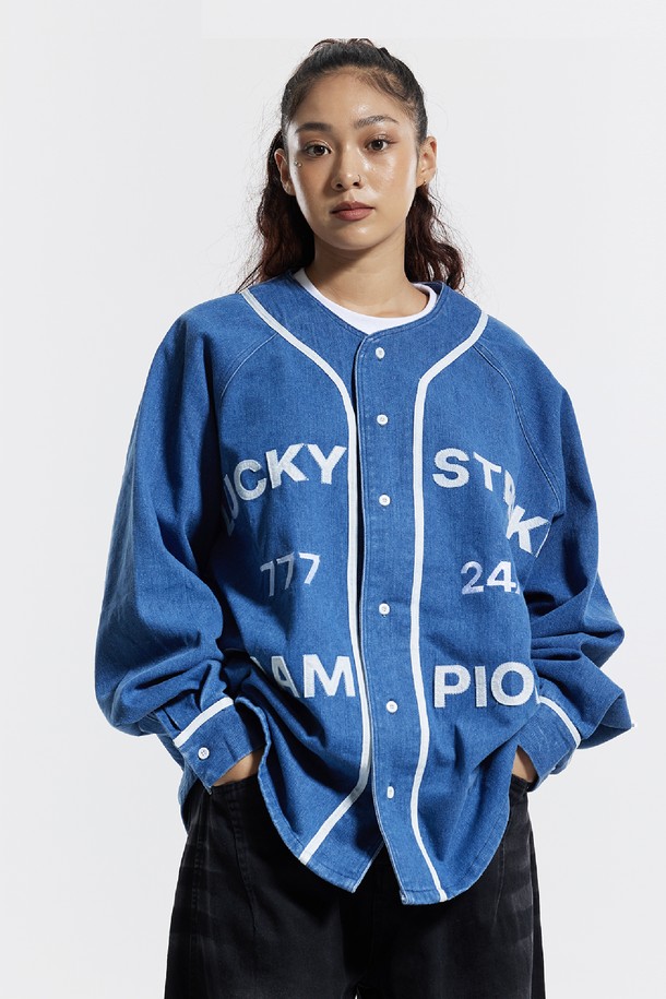 씨알에스디엘(CRSDRL) 베이스볼 져지 럭키 스트라이크 챔피온 자켓은 남녀 모두 착용 가능한 오버핏 베이스볼 자켓입니다. 봄, 가을에 적합하며, 블랙과 블루 두 가지 색상으로 출시되었습니다. 스포티, 캐주얼, 스트릿 스타일을 아우르며, 면, 폴리에스테르, 레이온 혼방의 두꺼운 소재로 제작되어 부드러운 촉감을 선사합니다. 가죽 패치 디테일과 777 24/7 CHAMPIONS 그래픽, 애플리케 그래픽 기법이 특징이며, 일상과 여행룩에 모두 잘 어울립니다. 스냅 버튼 여밈과 긴 소매 기장으로 편안하게 착용할 수 있습니다.
