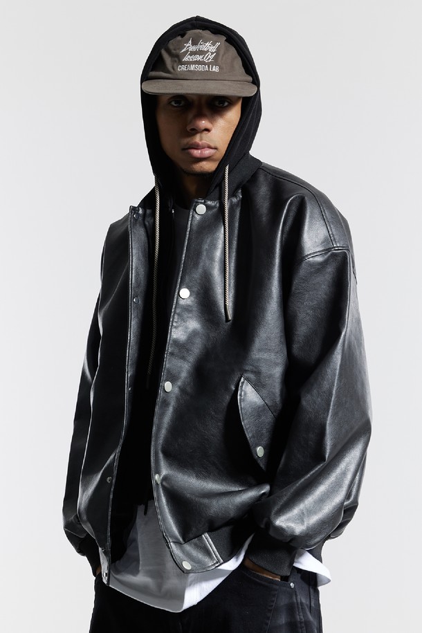 씨알에스디엘(CRS DL) 내츄럴 워시드 비건 레더 후드 재킷은 남녀 모두 착용 가능한 오버핏, 릴랙스핏의 후드 자켓입니다. 부드러운 촉감의 비건 가죽 소재와 폴리우레탄, 폴리에스테르 혼방으로 제작되었으며, 봄, 가을에 착용하기 좋습니다. 블랙, 브라운, 베이지 세 가지 색상으로 출시되었으며, 후드 일체형 디자인에 메탈 스냅 버튼, 사이드 포켓, 소매단 및 넥 라인 립 조직, 브랜드 로고 패치가 특징입니다. 캐주얼, 스트릿, 미니멀 스타일을 즐기는 분들께 '동네 마실룩', '여행룩'으로 추천합니다.
