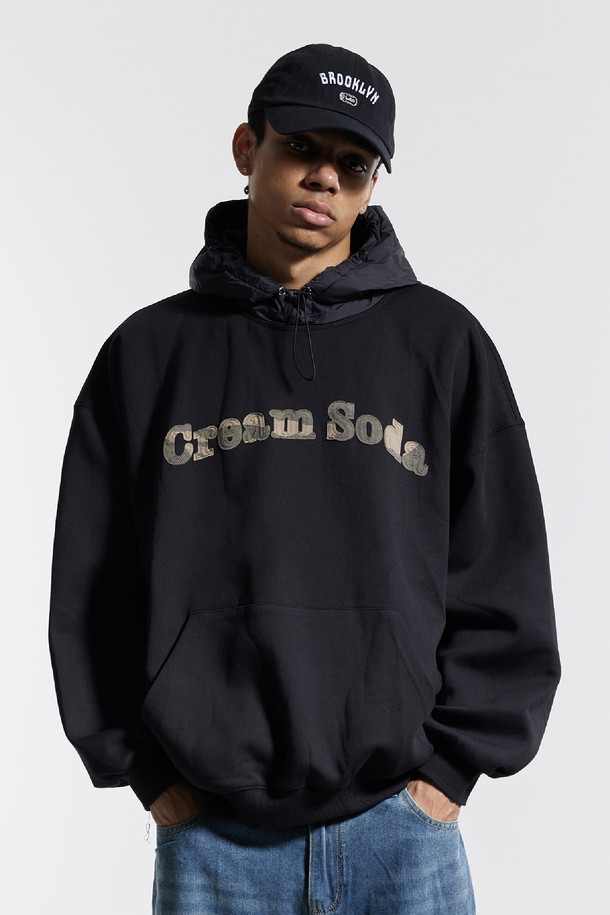 **씨알에스디엘 후드 패딩 카모 레터링 셔츠**는 겨울철 데일리룩과 스트리트, 캐주얼 스타일을 위한 남성용 아우터입니다. 블랙과 모카 두 가지 색상으로 출시되었으며, 오버핏으로 편안한 착용감을 제공합니다. 면과 폴리에스테르 혼방의 부드러운 촉감과 두꺼운 두께감으로 보온성을 높였습니다. 후드 스트링 조절과 아치형 로고 프린트, 경량 패딩, 빈티지 워싱 효과가 특징입니다. 긴 소매와 집업 여밈 방식으로 편리하며, 카모 패턴과 로고 디자인이 돋보이는 제품입니다.
