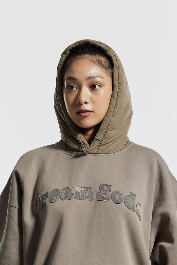 씨알에스디엘 후드 패딩 카모 레터링 셔츠는 겨울철 캐주얼 및 스트릿 스타일을 연출하기에 좋은 아우터입니다. 오버핏 디자인에 두꺼운 두께감으로 보온성을 높였으며, 카키와 베이지 두 가지 색상으로 출시되었습니다. 후드 디자인과 긴 소매, 오픈 여밈 방식으로 편안한 착용감을 제공합니다. 카모 패턴과 레터링 디테일이 돋보이는 크롭 기장의 패딩 셔츠로, 개성 있는 겨울 스타일링을 완성해보세요. 안감은 패딩으로 제작되어 더욱 따뜻하게 착용할 수 있습니다.
