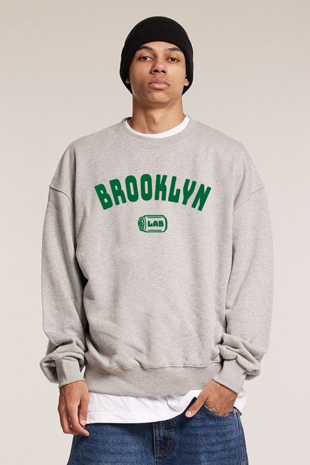 씨알에스디엘 브루클린 네추럴핏 맨투맨은 남성용 상의로, 캐주얼하고 미니멀한 스타일을 추구하는 분들을 위한 겨울 데일리룩 아이템입니다. 블랙, 그레이, 라이트그레이, 오트밀 4가지 색상으로 출시되었으며, 두꺼운 두께감으로 따뜻하게 착용할 수 있습니다. 부드러운 촉감의 면과 폴리에스테르 혼방 소재를 사용하여 편안한 착용감을 제공하며, 오버핏으로 편안한 핏을 선사합니다. 라운드넥에 긴 소매 기장으로, 2바늘 커버스티치 넥라인, 립 마감 처리, 사이드 심 포인트 라벨 등의 디테일이 돋보이며 내구성이 높습니다.
