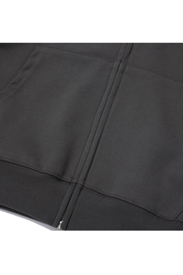 씨알에스디엘 로고 집업 후드는 캐주얼, 미니멀, 스트리트 스타일을 아우르는 후드 집업입니다. 블랙, 그레이, 차콜 세 가지 색상으로 출시되었으며, 넉넉한 깊이의 후드와 각진 디자인이 특징입니다. 면과 폴리에스테르 혼방 소재로 제작되어 부드러운 촉감을 선사하며, 덤블 워싱 처리로 수축을 방지합니다. 오버핏으로 편안한 착용감을 제공하며, 2 NEEDLE COVER STITCH 봉제와 앞 주머니 포인트 라벨, 테더 가공 등 섬세한 디테일을 더했습니다. 집콕룩, 동네 마실룩, 겨울 데일리룩 등 다양한 TPO에 활용할 수 있습니다.
