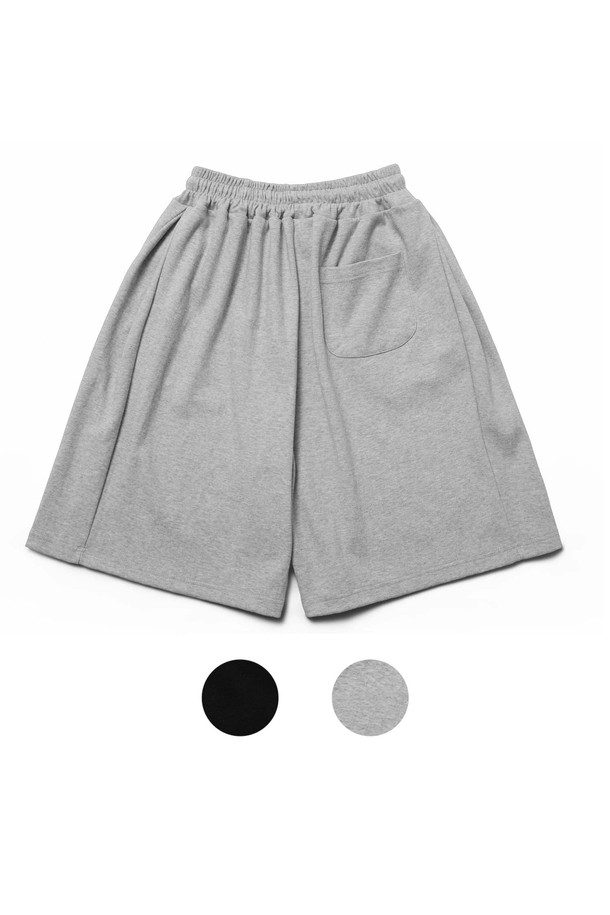 씨알에스디엘 미니멀 와이드 트레이닝 에센셜 사이드 절개 버뮤다 숏팬츠는 남성용 트레이닝 숏팬츠입니다. 블랙과 그레이 두 가지 색상으로 출시되었으며, 일상 및 스포츠 활동에 적합합니다. 여름 시즌에 어울리는 숏 기장의 와이드핏 팬츠로, 부드러운 면과 폴리에스테르 혼방 소재로 제작되어 편안한 착용감을 제공합니다. 허리 밴딩과 사이드 절개 디테일이 특징이며, 미니멀하고 스포티한 스타일을 연출합니다. 동네 마실룩, 피트니스룩, 휴가룩 등 다양한 TPO에 활용하기 좋습니다.
