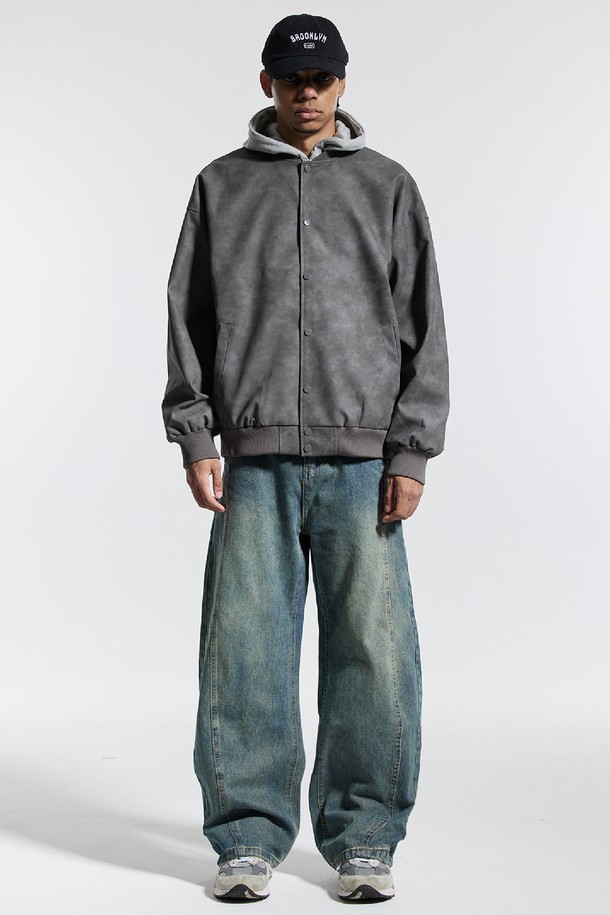 **씨알에스디엘 와이드 절개 볼륨 커브드 팬츠**는 남성을 위한 데님 소재의 긴 바지입니다. 봄, 가을에 어울리는 두꺼운 두께감과 뻣뻣한 촉감으로 제작되었으며, 루즈핏의 와이드한 실루엣을 연출합니다. 캐주얼, 스트릿, 미니멀 스타일 모두 소화 가능하며, 출근룩으로도 활용할 수 있습니다. 볼륨감 있는 핏과 절개 디테일이 특징으로, 개성 있는 스타일을 완성합니다. 블루 컬러의 무지 디자인으로 다양한 상의와 매치하기 용이합니다.
