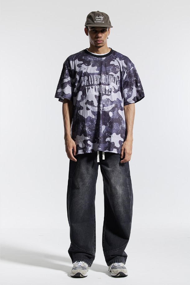 씨알에스디엘 밴딩 와이드 파이핑 사선 카고팬츠는 남성용 바지로, 캐주얼 및 스트릿 스타일을 즐기는 분들을 위한 아이템입니다. 봄, 가을에 적합하며, 뻣뻣한 데님 소재로 제작되어 두께감이 느껴지는 루즈핏 와이드 팬츠입니다. 허리 밴딩 처리로 편안한 착용감을 제공하며, 파이핑 디테일과 사선 디자인으로 포인트를 더했습니다. 동네 마실룩이나 가을 나들이룩에 활용하여 편안하면서도 스타일리시한 연출이 가능합니다.
