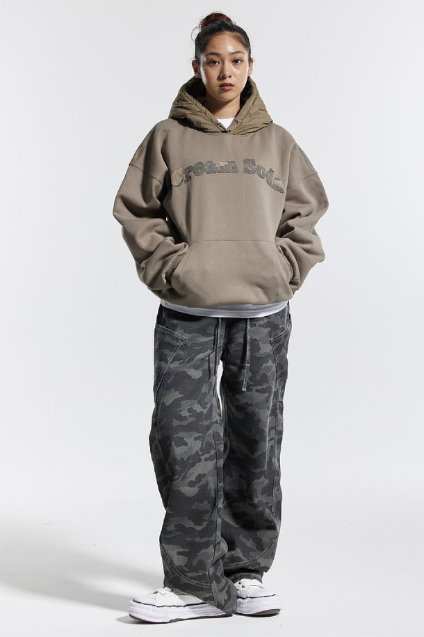 씨알에스디엘 밴딩 와이드 파이핑 사선 카고팬츠는 남성 고객을 위한 캐주얼 및 스트릿 스타일의 바지입니다. 봄, 가을 계절에 어울리며, 여행룩이나 산책룩으로 활용하기 좋습니다. 블랙과 그레이 두 가지 색상으로 출시되었으며, 와이드 핏과 루즈핏으로 편안한 착용감을 제공합니다. 밴딩 처리로 활동성을 높였으며, 파이핑 디테일과 사선 포켓이 디자인의 포인트를 더합니다. 카모 패턴이 돋보이는 긴 기장의 카고 팬츠입니다.
