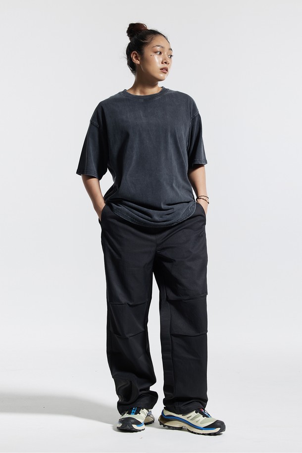 씨알에스디엘 트랙 2선 파라슈트 팬츠는 남녀 모두 착용 가능한 트랙 팬츠입니다. 블랙, 그레이, 카키 세 가지 색상으로 출시되었으며, 일상과 스포츠 활동 모두에 적합합니다. 얇은 두께감의 폴리에스테르 소재로 제작되어 부드러운 촉감을 선사하며, 루즈핏으로 편안한 착용감을 제공합니다. 허리 및 밑단 스트링, 백포켓, 톤온톤 자수, 파라슈트 플리츠 디자인, 포인트 라벨 등의 디테일이 돋보이며, 스포티, 캐주얼, 미니멀 스타일을 연출하기 좋습니다. 동네 마실룩, 여행룩, 피트니스룩 등 다양한 TPO에 활용할 수 있습니다.
