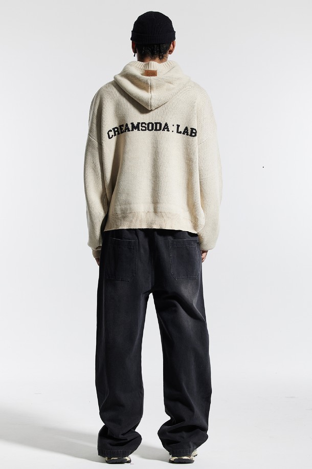 씨알에스디엘 베이직 워싱 와이드 밴딩 데님 팬츠는 남녀 모두 착용 가능한 캐주얼 데님 팬츠입니다. 블랙과 블루 두 가지 색상으로 제공되며, 사계절 내내 활용할 수 있습니다. 와이드핏에 밴딩 처리로 편안한 착용감을 선사하며, 워싱 가공을 통해 자연스러운 멋을 더했습니다. 드로우스트링과 뒷주머니, 포인트 라벨 디테일이 돋보이며, 동네 마실룩이나 여행룩, 미니멀, 클래식 스타일 연출에 적합합니다.
