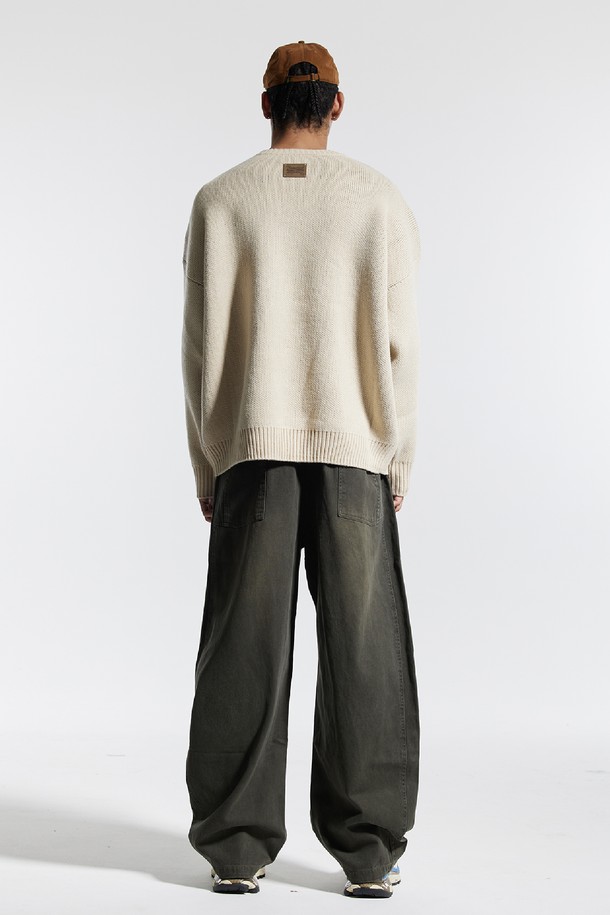 씨알에스디엘(CRSDL) 반밴딩 빈티지 프론트 워싱 와이드 벌룬 데님 팬츠는 캐주얼 스타일에 빈티지 무드를 더한 데님 팬츠입니다. 블랙, 네이비, 카키 3가지 색상으로 출시되었으며, 일상 및 동네 마실룩, 여행룩에 적합합니다. 부드러운 면 소재에 워싱 디테일이 더해져 자연스러운 멋을 연출하며, 허리 반밴딩으로 편안한 착용감을 제공합니다. 넉넉한 와이드 벌룬핏과 밑단 턱 디테일이 트렌디한 스타일을 완성하며, 뒷주머니는 실용성을 더합니다. 땀 흡수 및 통기성이 우수하여 봄, 가을에 쾌적하게 착용할 수 있습니다.
