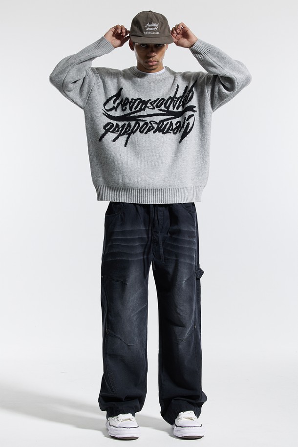 씨알에스디엘 빈티지 캣브러시 워싱 리벳 카펜터 팬츠는 남성용 카펜터 팬츠입니다. 블랙과 그레이 두 가지 색상으로 출시되었으며, 봄, 가을에 착용하기 좋습니다. 캐주얼과 스트릿 스타일을 모두 소화할 수 있으며, 루즈핏으로 편안한 착용감을 선사합니다. 면 소재에 빈티지 워싱 처리하여 독특한 멋을 살렸으며, 로고 자수, 패치 포켓, 해머 루프, 리벳 디테일로 포인트를 더했습니다. 
