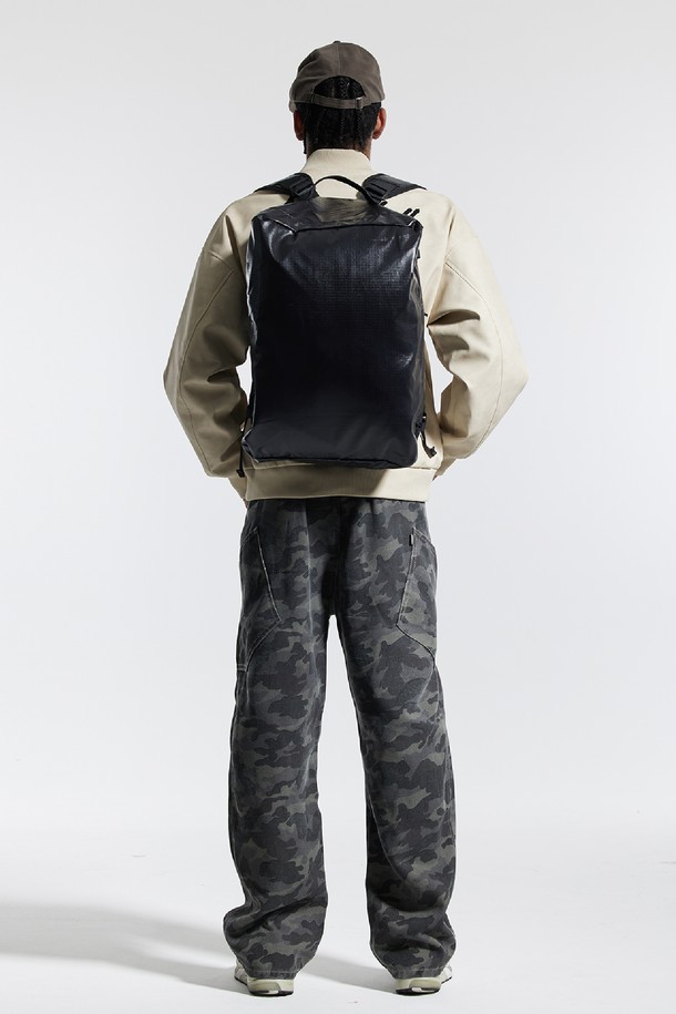 씨알에스디엘 짐 트레이닝 보스턴 백팩은 여행, 피트니스, 일상에서 활용하기 좋은 가방입니다. 폴리에스테르, 나일론, 폴리우레탄 소재로 제작되어 내구성이 뛰어나며, 백팩 겸용으로도 사용 가능합니다. 가방 사이즈는 미디엄이며, 블랙 색상의 로고 패턴 디자인으로 캐주얼, 스포티, 미니멀 스타일을 연출하기 좋습니다. 사이즈 조절, 손잡이 기능을 갖추었으며, 전면 포켓과 메쉬 포켓으로 수납력을 높였습니다. 세탁 시 변형 및 자외선 변색을 방지하며, 주름이 잘 생기지 않아 관리가 용이합니다.
