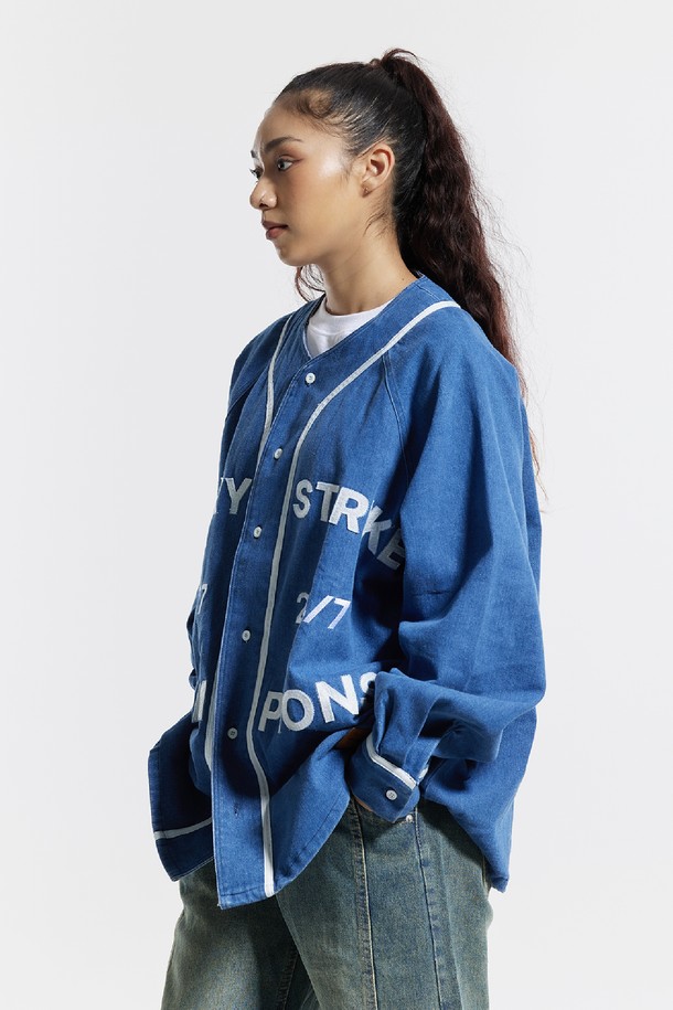 씨알에스디엘(CRSDRL) 베이스볼 져지 럭키 스트라이크 챔피온 자켓은 남녀 모두 착용 가능한 오버핏 베이스볼 자켓입니다. 봄, 가을에 적합하며, 블랙과 블루 두 가지 색상으로 출시되었습니다. 스포티, 캐주얼, 스트릿 스타일을 아우르며, 면, 폴리에스테르, 레이온 혼방의 두꺼운 소재로 제작되어 부드러운 촉감을 선사합니다. 가죽 패치 디테일과 777 24/7 CHAMPIONS 그래픽, 애플리케 그래픽 기법이 특징이며, 일상과 여행룩에 모두 잘 어울립니다. 스냅 버튼 여밈과 긴 소매 기장으로 편안하게 착용할 수 있습니다.
