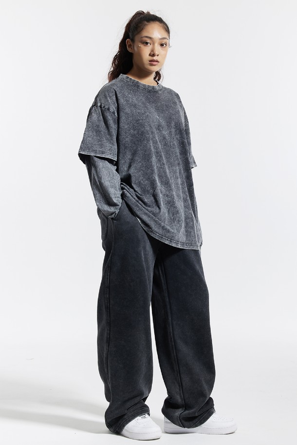 씨알에스디엘 피그먼트 페이크 이중 레이어드 롱슬리브는 남성용 티셔츠입니다. 캐주얼, 스트릿 스타일을 즐기는 분들께 적합하며, 봄, 가을에 입기 좋습니다. 블랙 컬러의 무지 디자인으로, 피그먼트 워싱 처리된 면 소재를 사용하여 자연스러운 멋을 더했습니다. 이중 레이어드 디자인과 립 디테일이 특징이며, 레귤러핏 라운드넥 긴소매 스타일로 데이트룩, 동네 마실룩 등 다양한 TPO에 활용할 수 있습니다.
