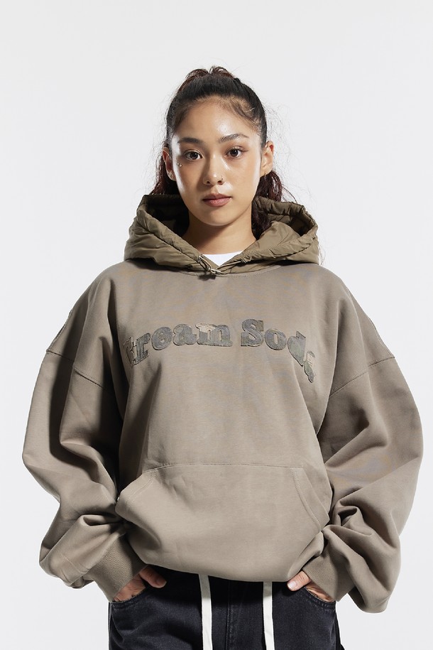 씨알에스디엘 후드 패딩 카모 레터링 셔츠는 겨울철 캐주얼 및 스트릿 스타일을 연출하기에 좋은 아우터입니다. 오버핏 디자인에 두꺼운 두께감으로 보온성을 높였으며, 카키와 베이지 두 가지 색상으로 출시되었습니다. 후드 디자인과 긴 소매, 오픈 여밈 방식으로 편안한 착용감을 제공합니다. 카모 패턴과 레터링 디테일이 돋보이는 크롭 기장의 패딩 셔츠로, 개성 있는 겨울 스타일링을 완성해보세요. 안감은 패딩으로 제작되어 더욱 따뜻하게 착용할 수 있습니다.
