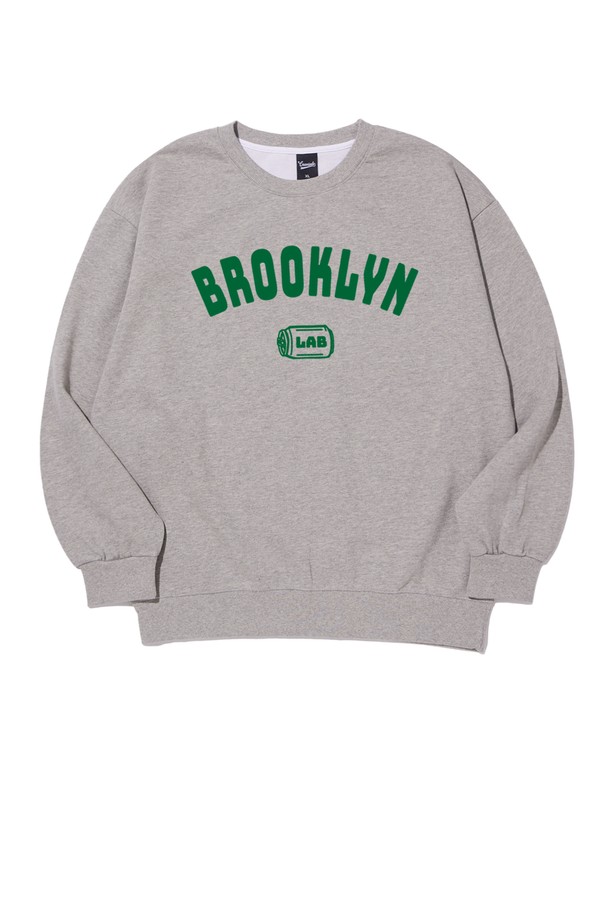 씨알에스디엘 브루클린 네추럴핏 맨투맨은 남성용 상의로, 캐주얼하고 미니멀한 스타일을 추구하는 분들을 위한 겨울 데일리룩 아이템입니다. 블랙, 그레이, 라이트그레이, 오트밀 4가지 색상으로 출시되었으며, 두꺼운 두께감으로 따뜻하게 착용할 수 있습니다. 부드러운 촉감의 면과 폴리에스테르 혼방 소재를 사용하여 편안한 착용감을 제공하며, 오버핏으로 편안한 핏을 선사합니다. 라운드넥에 긴 소매 기장으로, 2바늘 커버스티치 넥라인, 립 마감 처리, 사이드 심 포인트 라벨 등의 디테일이 돋보이며 내구성이 높습니다.
