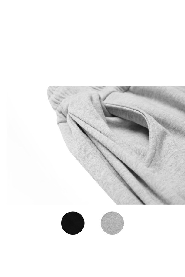 씨알에스디엘 미니멀 와이드 트레이닝 에센셜 사이드 절개 버뮤다 숏팬츠는 남성용 트레이닝 숏팬츠입니다. 블랙과 그레이 두 가지 색상으로 출시되었으며, 일상 및 스포츠 활동에 적합합니다. 여름 시즌에 어울리는 숏 기장의 와이드핏 팬츠로, 부드러운 면과 폴리에스테르 혼방 소재로 제작되어 편안한 착용감을 제공합니다. 허리 밴딩과 사이드 절개 디테일이 특징이며, 미니멀하고 스포티한 스타일을 연출합니다. 동네 마실룩, 피트니스룩, 휴가룩 등 다양한 TPO에 활용하기 좋습니다.
