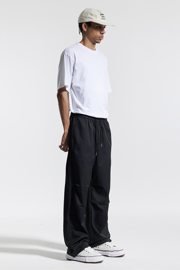 씨알에스디엘 트랙 2선 파라슈트 팬츠는 남녀 모두 착용 가능한 트랙 팬츠입니다. 블랙, 그레이, 카키 세 가지 색상으로 출시되었으며, 일상과 스포츠 활동 모두에 적합합니다. 얇은 두께감의 폴리에스테르 소재로 제작되어 부드러운 촉감을 선사하며, 루즈핏으로 편안한 착용감을 제공합니다. 허리 및 밑단 스트링, 백포켓, 톤온톤 자수, 파라슈트 플리츠 디자인, 포인트 라벨 등의 디테일이 돋보이며, 스포티, 캐주얼, 미니멀 스타일을 연출하기 좋습니다. 동네 마실룩, 여행룩, 피트니스룩 등 다양한 TPO에 활용할 수 있습니다.
