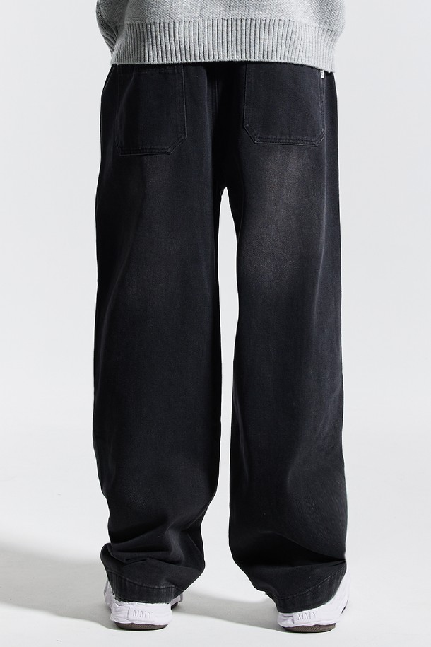 씨알에스디엘 베이직 워싱 와이드 밴딩 데님 팬츠는 남녀 모두 착용 가능한 캐주얼 데님 팬츠입니다. 블랙과 블루 두 가지 색상으로 제공되며, 사계절 내내 활용할 수 있습니다. 와이드핏에 밴딩 처리로 편안한 착용감을 선사하며, 워싱 가공을 통해 자연스러운 멋을 더했습니다. 드로우스트링과 뒷주머니, 포인트 라벨 디테일이 돋보이며, 동네 마실룩이나 여행룩, 미니멀, 클래식 스타일 연출에 적합합니다.
