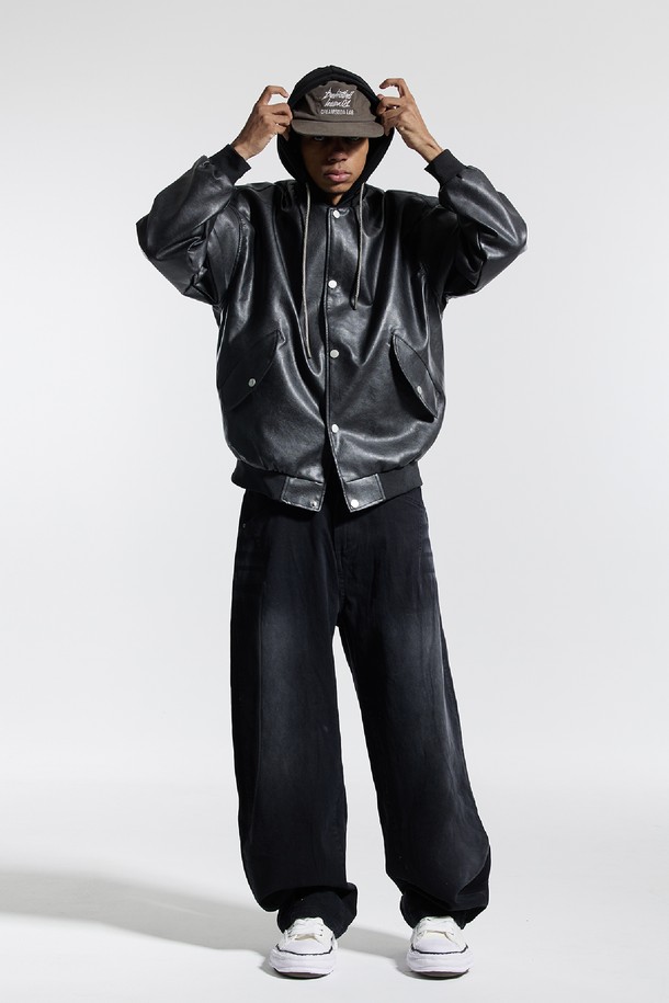 씨알에스디엘 반밴딩 빈티지 프론트 워싱 와이드 벌룬 데님 팬츠는 남녀 모두 착용 가능한 데님 팬츠입니다. 부드러운 면 소재로 제작되어 편안한 착용감을 제공하며, 봄, 가을에 적합합니다. 캐주얼, 빈티지 스타일을 연출하기 좋으며, 루즈핏의 와이드 벌룬 핏으로 트렌디한 분위기를 더합니다. 허리 사이즈 조절이 가능한 반밴딩 디자인에 밑단 턱 디테일과 뒷주머니가 있어 실용적입니다. 블랙, 네이비, 카키 세 가지 컬러로 출시되어 다양한 스타일링에 활용할 수 있습니다.
