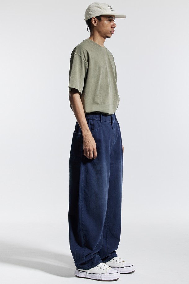 씨알에스디엘 반밴딩 빈티지 프론트 워싱 와이드 벌룬 데님 팬츠는 남녀 모두 착용 가능한 데님 팬츠입니다. 블랙, 네이비, 카키 세 가지 색상으로 출시되었으며, 일상복으로 활용하기 좋습니다. 봄, 가을에 적합하며, 빈티지하고 캐주얼한 스타일을 연출할 수 있습니다. 허리 부분은 반밴딩 처리되어 편안한 착용감을 제공하며, 와이드 벌룬핏으로 트렌디한 실루엣을 완성합니다. 밑단 턱 디테일과 은은한 빈티지 워싱이 돋보이며, 뒷주머니 수납 공간도 갖춰 실용성을 더했습니다.
