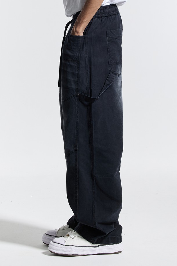 씨알에스디엘 빈티지 캣브러시 워싱 리벳 카펜터 팬츠는 남성용 카펜터 팬츠입니다. 블랙과 그레이 두 가지 색상으로 출시되었으며, 봄, 가을에 착용하기 좋습니다. 캐주얼과 스트릿 스타일을 모두 소화할 수 있으며, 루즈핏으로 편안한 착용감을 선사합니다. 면 소재에 빈티지 워싱 처리하여 독특한 멋을 살렸으며, 로고 자수, 패치 포켓, 해머 루프, 리벳 디테일로 포인트를 더했습니다. 
