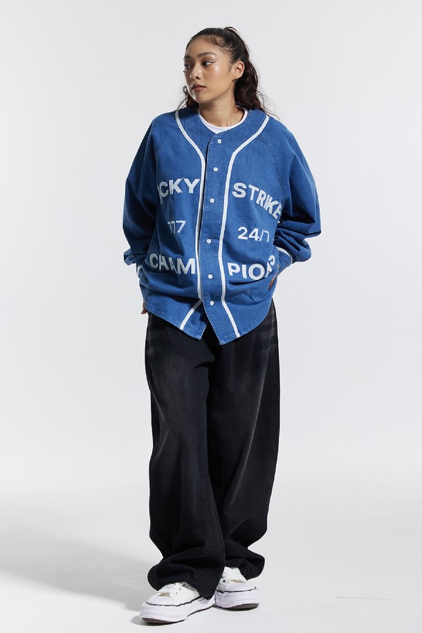 씨알에스디엘(CRSDRL) 베이스볼 져지 럭키 스트라이크 챔피온 자켓은 남녀 모두 착용 가능한 오버핏 베이스볼 자켓입니다. 봄, 가을에 적합하며, 블랙과 블루 두 가지 색상으로 출시되었습니다. 스포티, 캐주얼, 스트릿 스타일을 아우르며, 면, 폴리에스테르, 레이온 혼방의 두꺼운 소재로 제작되어 부드러운 촉감을 선사합니다. 가죽 패치 디테일과 777 24/7 CHAMPIONS 그래픽, 애플리케 그래픽 기법이 특징이며, 일상과 여행룩에 모두 잘 어울립니다. 스냅 버튼 여밈과 긴 소매 기장으로 편안하게 착용할 수 있습니다.
