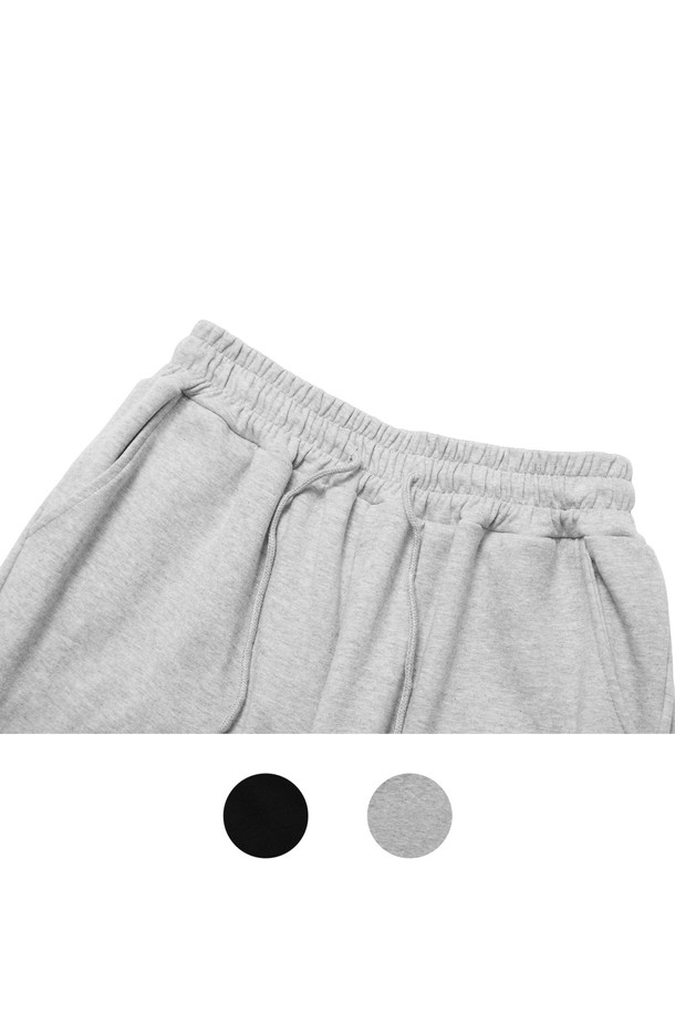 씨알에스디엘 미니멀 와이드 트레이닝 에센셜 사이드 절개 버뮤다 숏팬츠는 남성용 트레이닝 숏팬츠입니다. 블랙과 그레이 두 가지 색상으로 출시되었으며, 일상 및 스포츠 활동에 적합합니다. 여름 시즌에 어울리는 숏 기장의 와이드핏 팬츠로, 부드러운 면과 폴리에스테르 혼방 소재로 제작되어 편안한 착용감을 제공합니다. 허리 밴딩과 사이드 절개 디테일이 특징이며, 미니멀하고 스포티한 스타일을 연출합니다. 동네 마실룩, 피트니스룩, 휴가룩 등 다양한 TPO에 활용하기 좋습니다.
