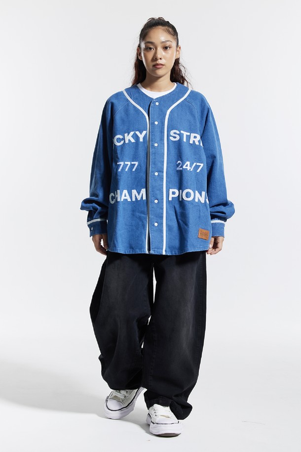 씨알에스디엘 반밴딩 빈티지 프론트 워싱 와이드 벌룬 데님 팬츠는 남녀 모두 착용 가능한 데님 팬츠입니다. 부드러운 면 소재로 제작되어 편안한 착용감을 제공하며, 봄, 가을에 적합합니다. 캐주얼, 빈티지 스타일을 연출하기 좋으며, 루즈핏의 와이드 벌룬 핏으로 트렌디한 분위기를 더합니다. 허리 사이즈 조절이 가능한 반밴딩 디자인에 밑단 턱 디테일과 뒷주머니가 있어 실용적입니다. 블랙, 네이비, 카키 세 가지 컬러로 출시되어 다양한 스타일링에 활용할 수 있습니다.
