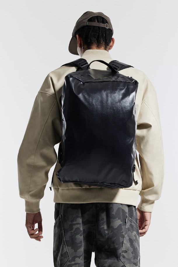 씨알에스디엘 짐 트레이닝 보스턴 백팩은 여행, 피트니스, 일상에서 활용하기 좋은 가방입니다. 폴리에스테르, 나일론, 폴리우레탄 소재로 제작되어 내구성이 뛰어나며, 백팩 겸용으로도 사용 가능합니다. 가방 사이즈는 미디엄이며, 블랙 색상의 로고 패턴 디자인으로 캐주얼, 스포티, 미니멀 스타일을 연출하기 좋습니다. 사이즈 조절, 손잡이 기능을 갖추었으며, 전면 포켓과 메쉬 포켓으로 수납력을 높였습니다. 세탁 시 변형 및 자외선 변색을 방지하며, 주름이 잘 생기지 않아 관리가 용이합니다.
