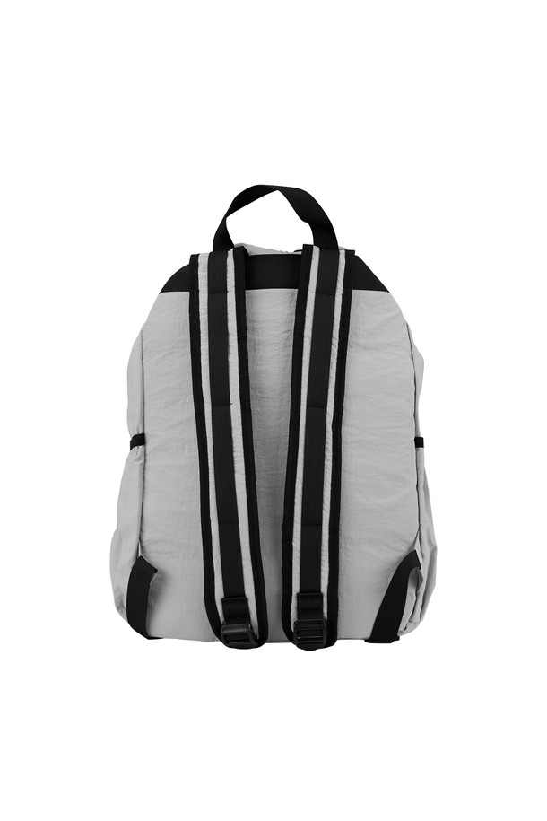 남성용 우븐 드로우 백입니다. 폴리에스테르 소재의 미디엄 사이즈 원통형 가방으로, 블랙과 그레이 두 가지 색상으로 제공됩니다. 무지 패턴에 손잡이와 조임 끈 잠금 방식, 캐주얼한 디자인이 특징이며 드로우스트링 클로저로 간편하게 물건을 보관할 수 있습니다.
