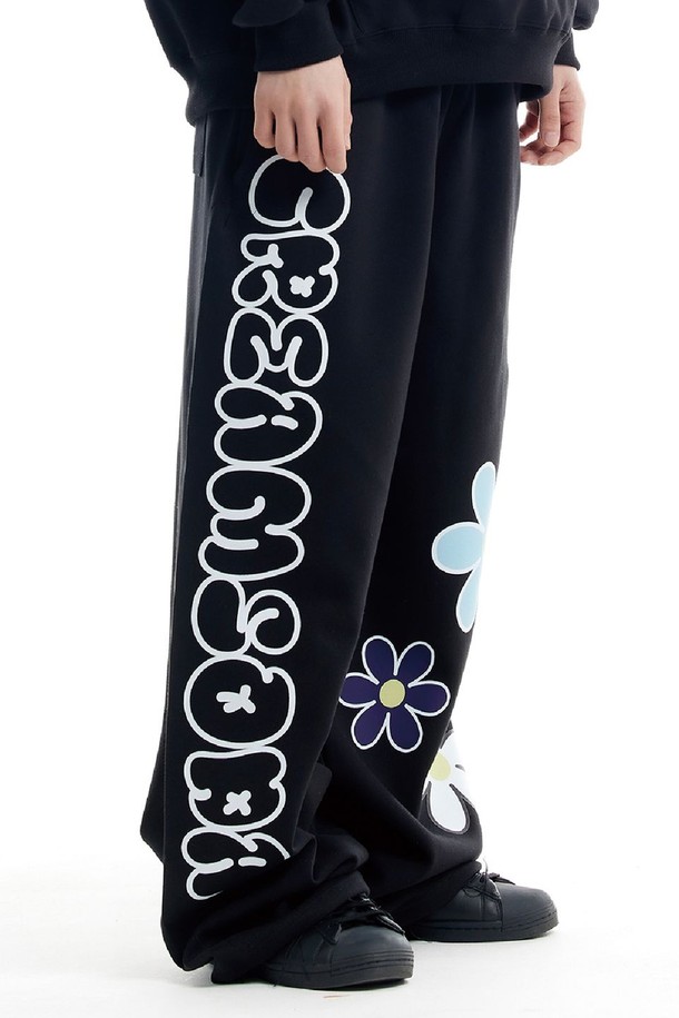 씨알에스디엘 3플라워 와이드 밴딩 팬츠는 캐주얼하고 미니멀한 스타일을 연출하기 좋은 와이드 팬츠입니다. 면과 폴리에스테르 혼방 소재로 제작되어 사계절 내내 편안하게 착용 가능하며, 루즈핏으로 활동성을 높였습니다. 플라워 패턴이 은은하게 들어가 여성스러운 분위기를 더하고, 그레이, 블랙, 블루, 그린, 핑크 등 다양한 컬러 옵션으로 폭넓은 선택지를 제공합니다. 허리 밴딩과 조절 가능한 스트링으로 편안한 착용감을 선사하며, 깊은 포켓과 수축 방지 가공, 텐터 가공 처리로 실용성과 내구성을 높였습니다. 산책룩이나 동네 마실룩으로 활용하기 좋습니다.
