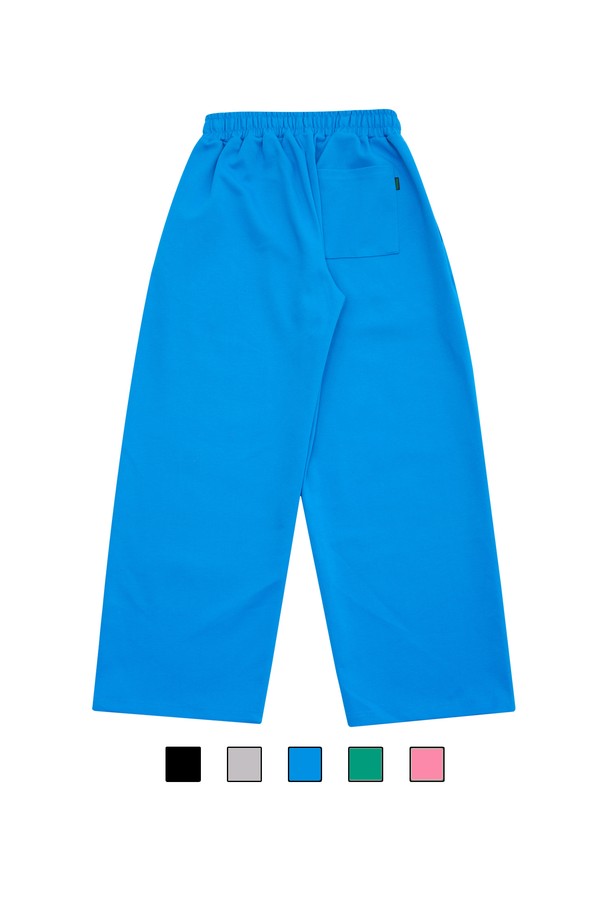 씨알에스디엘 3플라워 와이드 밴딩 팬츠는 여성용 와이드 팬츠입니다. 블루 컬러에 플라워 패턴이 돋보이는 캐주얼 스타일로, 봄, 여름 시즌에 시원하게 착용하기 좋습니다. 얇고 부드러운 면 소재로 제작되어 편안한 착용감을 선사하며, 루즈핏 디자인과 밴딩 허리 디테일로 활동성을 높였습니다. 동네 마실룩, 봄 소풍룩, 여행룩 등 다양한 TPO에 활용 가능하며, 캐주얼, 미니멀, 로맨틱 스타일을 연출하기 좋습니다.